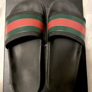 GUCCI MENS WEB RUBBER SLIDE SANDAL